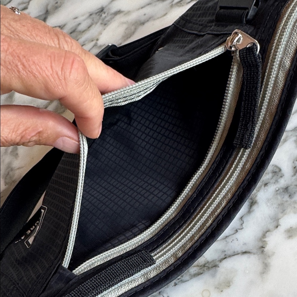VENTURE 4th Black UNISEX Travel Belt Bag w/RFID Blocking - Picture 10 of 10
